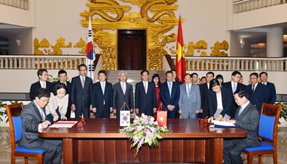Prime Minister Nguyen Tan Dung witnesses a FTA signing ceremony between two countries.